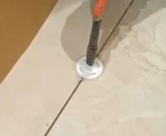 陆丰瓷砖空鼓维修公司专业解答瓷砖在铺贴过程中，如果没有涂抹均匀到位的粘结材料（如水泥砂浆或瓷砖胶），可能会导致以下问题