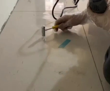 陆丰瓷砖开裂维修公司专业分享瓷砖在铺贴前如果没有沥干水分，将会导致以下问题